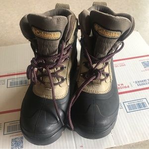 Woman’s Colombia brand dress.